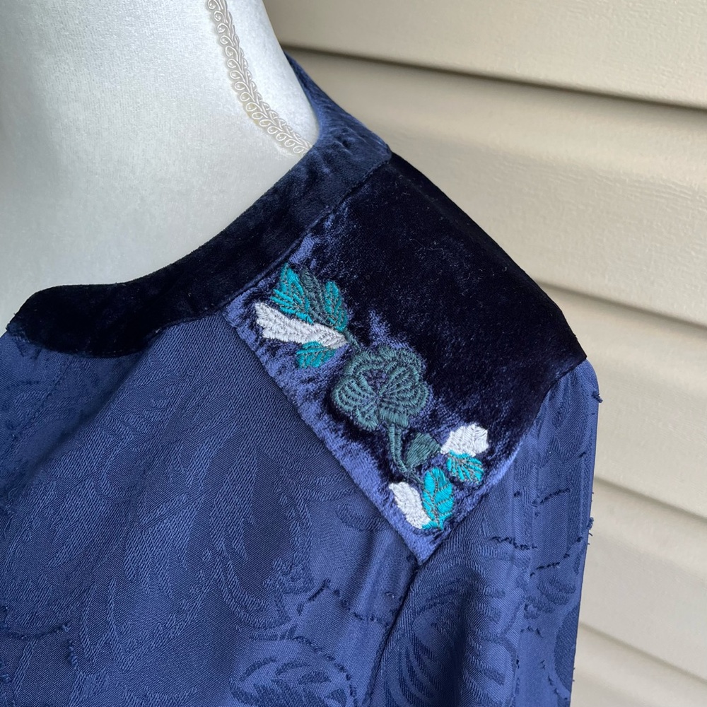 •Chico's• Popover Blouse with Embroidered Floral Velvet Detail - Size 12 - Picture 4 of 10